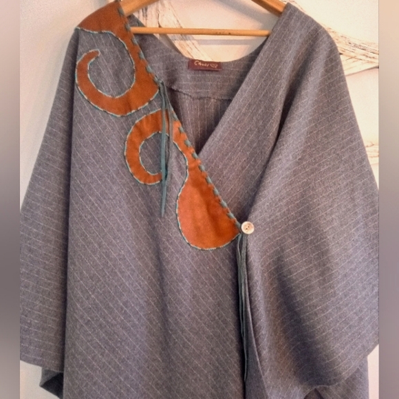 Hand beaded 100% vintage wool cape with leather - Picture 4 of 5